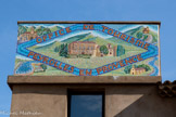 <center>Peyrolles</center>Sur cette mosaïque de Larissa, 2019, sont représentés les lieux emblématiques de la ville. Dans les coins, le beffroi, la chapelle du Saint Sépulcre, la chapelle ND d'Astors, le lac. Au centre, le château, l'église Saint Pierre et la tour ronde.